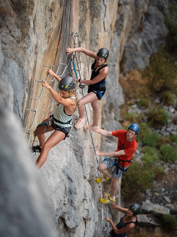 Ascension de la Via Ferrata panoramique dans les pyrenees orientales dans le Sud de la France