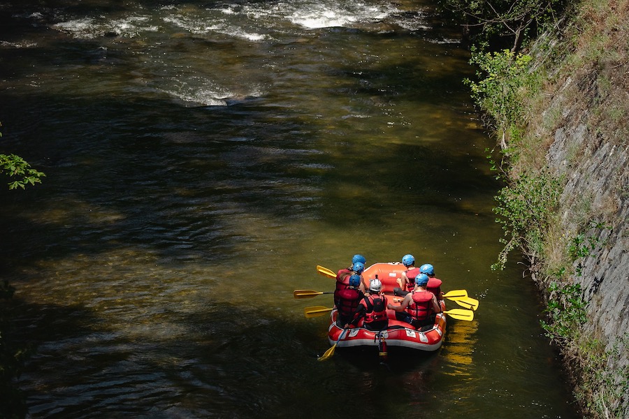 Rafting avec des enfants sur la rivière de l’aude dans les Pyrénées