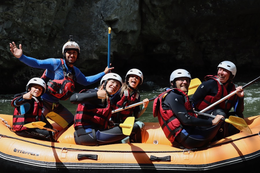 Rafting avec des enfants sur la rivière de l’aude dans les Pyrénées