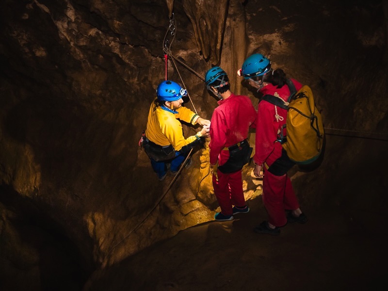 s initier a la speleologie en toute sécurité avec un moniteur diplome